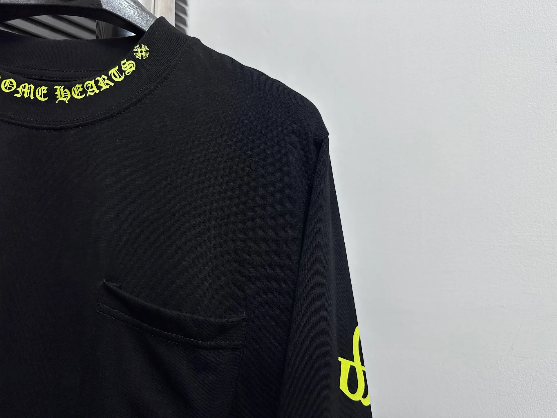 🅿️230 [Come Hearts] Crow Heart Graffiti Letters Limited Sanskrit Printed Long Sleeves, High Weight Threads on Collar and Cuffs, Custom Weaved and Dyed 280g Double Yarn Pure Cotton Fabric, Washed Anti-Counterfeiting Tags and other auxiliary labels are all correct versions, super conspicuous, super pretty, super stylish, same style for men and women! The overall upper body highlights fashion and individuality, and when worn together by a couple, it is a recommended T-shirt by the Street Ace!! Same style for men and women Size: XS-L